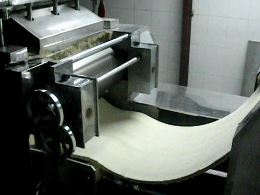 Chine Chaîne de production fonctionnelle multi de nouille fréquence 3T - de 50HZ poids 5T fournisseur